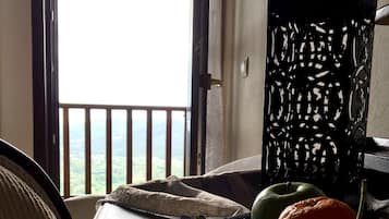 Phòng đôi (Village view) | Bộ đồ giường cao cấp, chăn bông, màn/rèm cản sáng