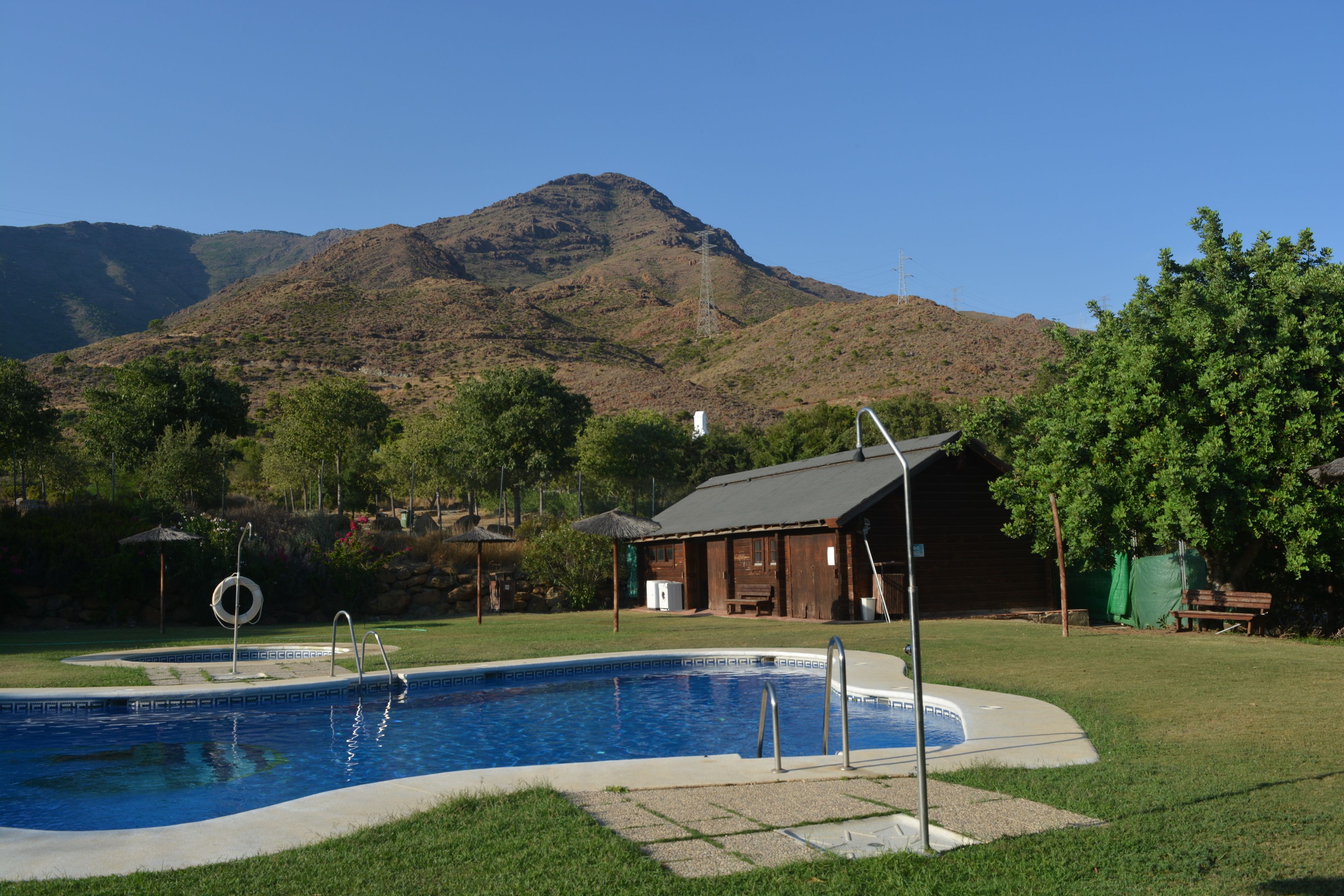 Una piscina al aire libre (de 10:00 a 20:00), sombrillas, tumbonas