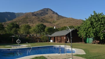 Una piscina al aire libre (de 10:00 a 20:00), sombrillas, tumbonas