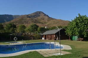 Piscina a l'aire lliure (horari: 10:00-20:00), para-sols i gandules