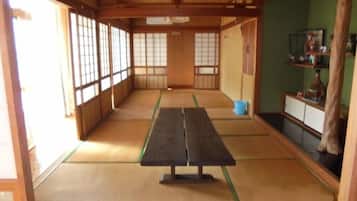 Private Vacation Home | Living room | Flat-screen TV