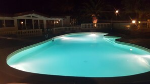 Udendørs pool, parasoller, liggestole