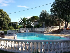 Outdoor pool, pool umbrellas, sun loungers - Villa Giardino degli Eventi (Fano)