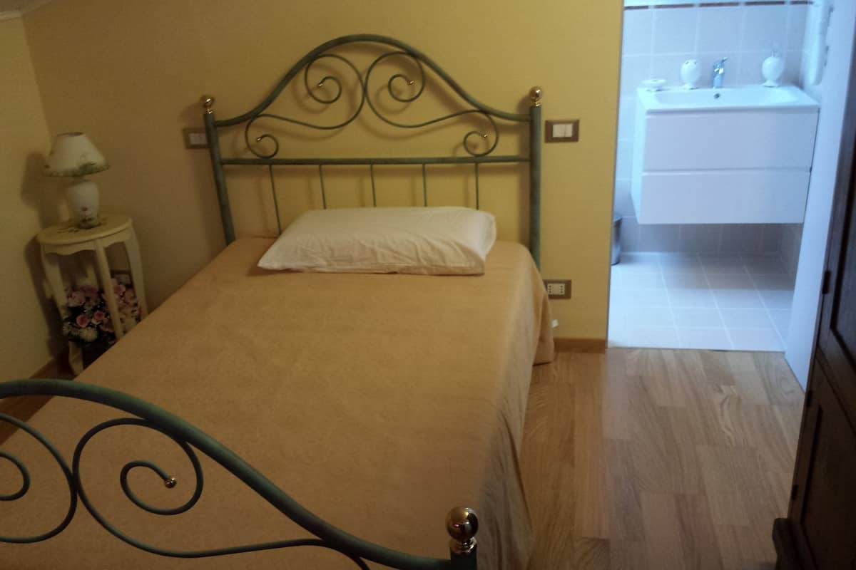 Single Room | Peti besi dalam bilik, seterika/papan seterika, Wi-fi percuma 