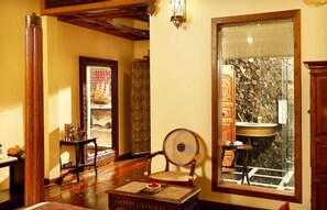 Shower, rainfall showerhead, designer toiletries, hair dryer - Ginger House Museum Hotel (Kochi)