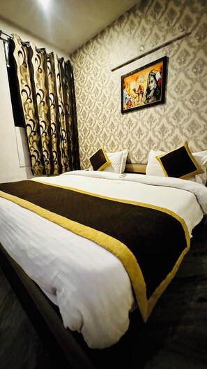 Quarto casal luxo | 1 quarto, roupas de cama premium, escrivaninha