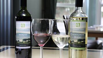Deux bouteilles de vin et deux verres sur une table.