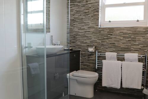 Executive-Doppelzimmer | Badezimmer | Duschwanne, kostenlose Toilettenartikel, Haartrockner, Handtücher