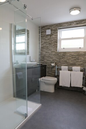 Executive Double Room | Bathroom | Combined shower/tub, free toiletries, hair dryer, towels - Chiseldon House (Swindon)