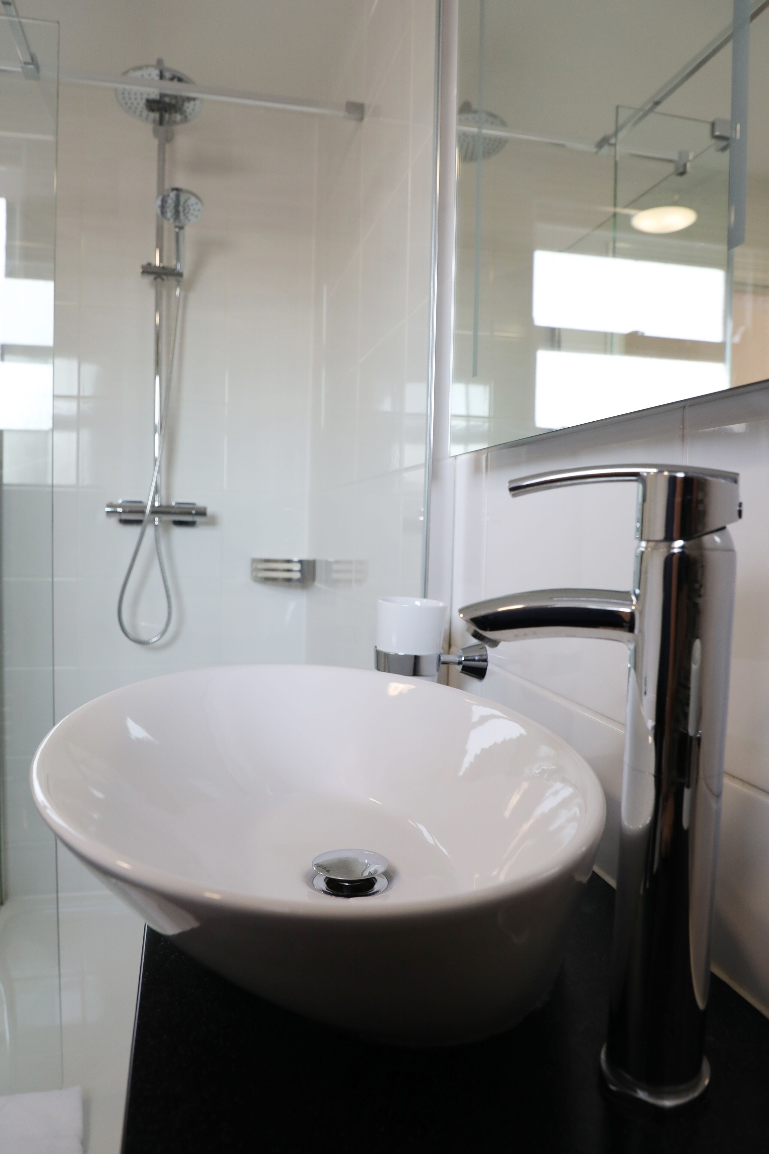 executive double room | bathroom | combined shower/bathtub, free toiletries, hair dryer, towels