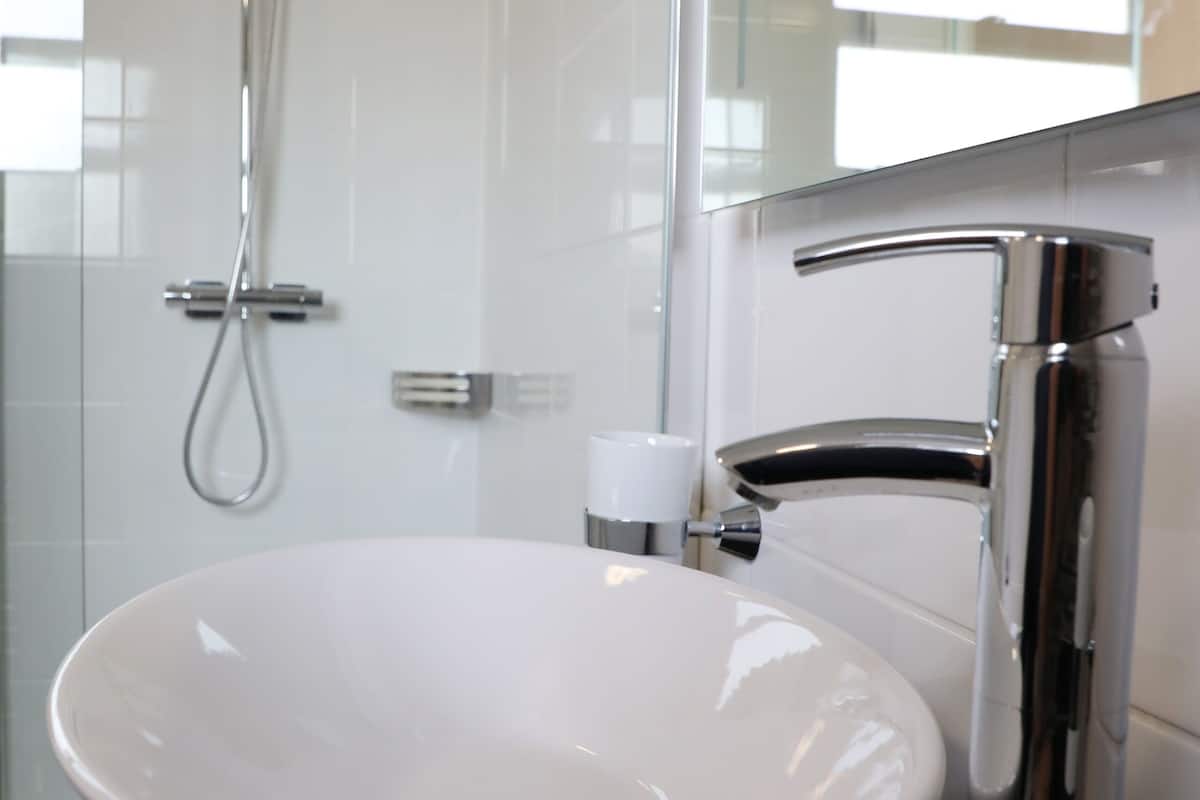 executive double room | bathroom | combined shower/bathtub, free toiletries, hair dryer, towels