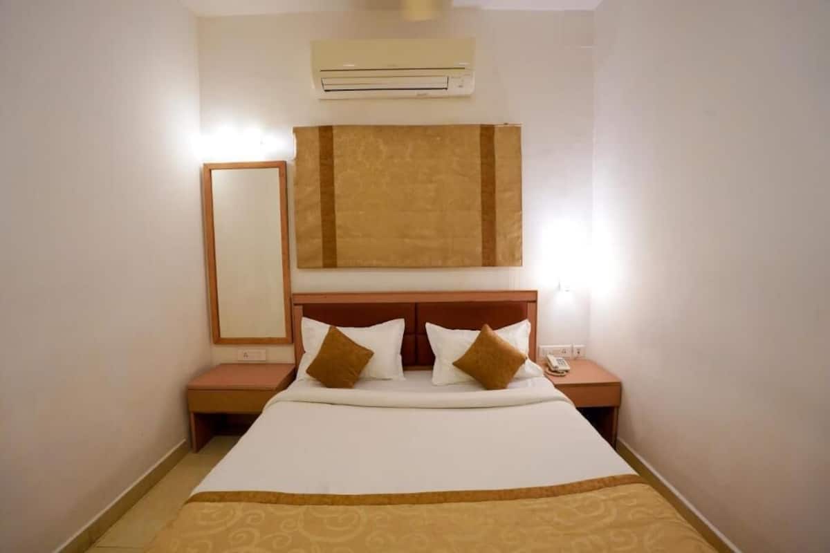 Kamar Double Standar, 1 Tempat Tidur Queen | 1 kamar tidur, brankas, meja kerja, dan setrika/meja setrika