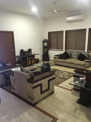 Una televisión de pantalla plana