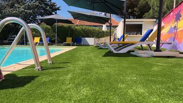 Außenpool, geöffnet von 09:00 Uhr bis 19:30 Uhr, Liegestühle