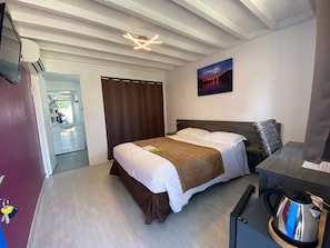 Habitación doble, baño privado | 1 dormitorio, escritorio, wifi gratis y ropa de cama