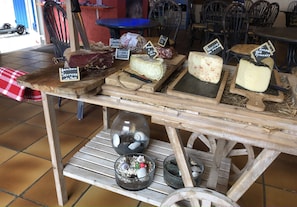 Daily continental breakfast for a fee - Hotel Des 4 Vents (Aigues-Mortes)