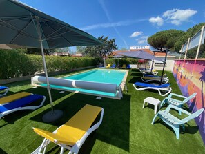 Piscina externa, funciona das 9h às 19h30, espreguiçadeiras