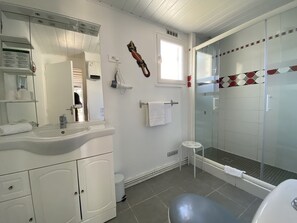 Habitación estándar con 1 cama doble o 2 individuales, baño privado | Baño | Secador de pelo y toallas