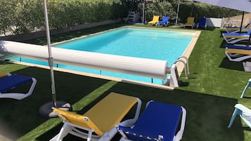 Hồ bơi ngoài trời, mở cửa từ 9:00 đến 19:30, ghế dài tắm nắng