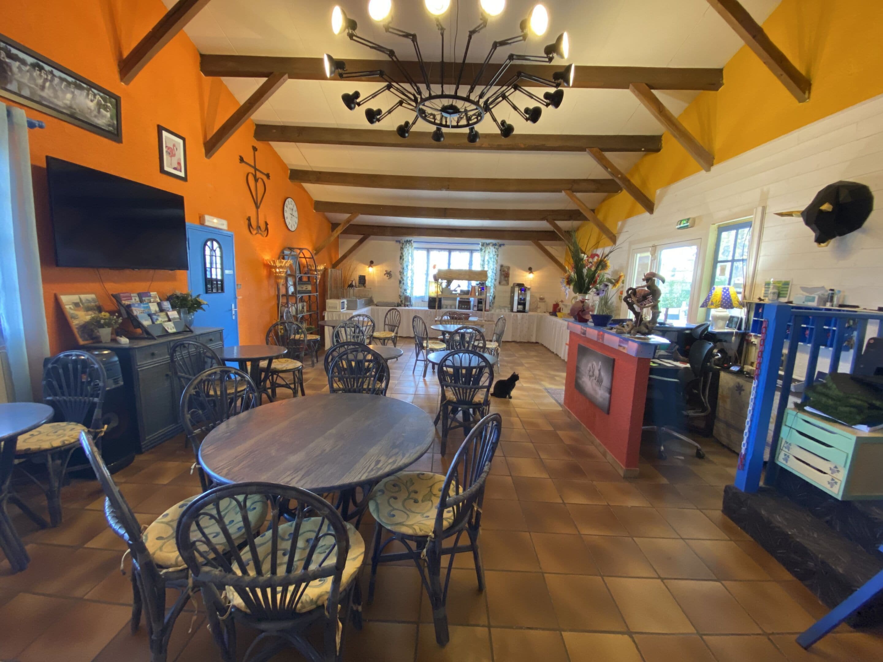 Daily continental breakfast (EUR 13.9 per person)