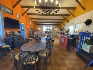 Daily continental breakfast (EUR 13.9 per person) - Hotel Des 4 Vents (Aigues-Mortes)