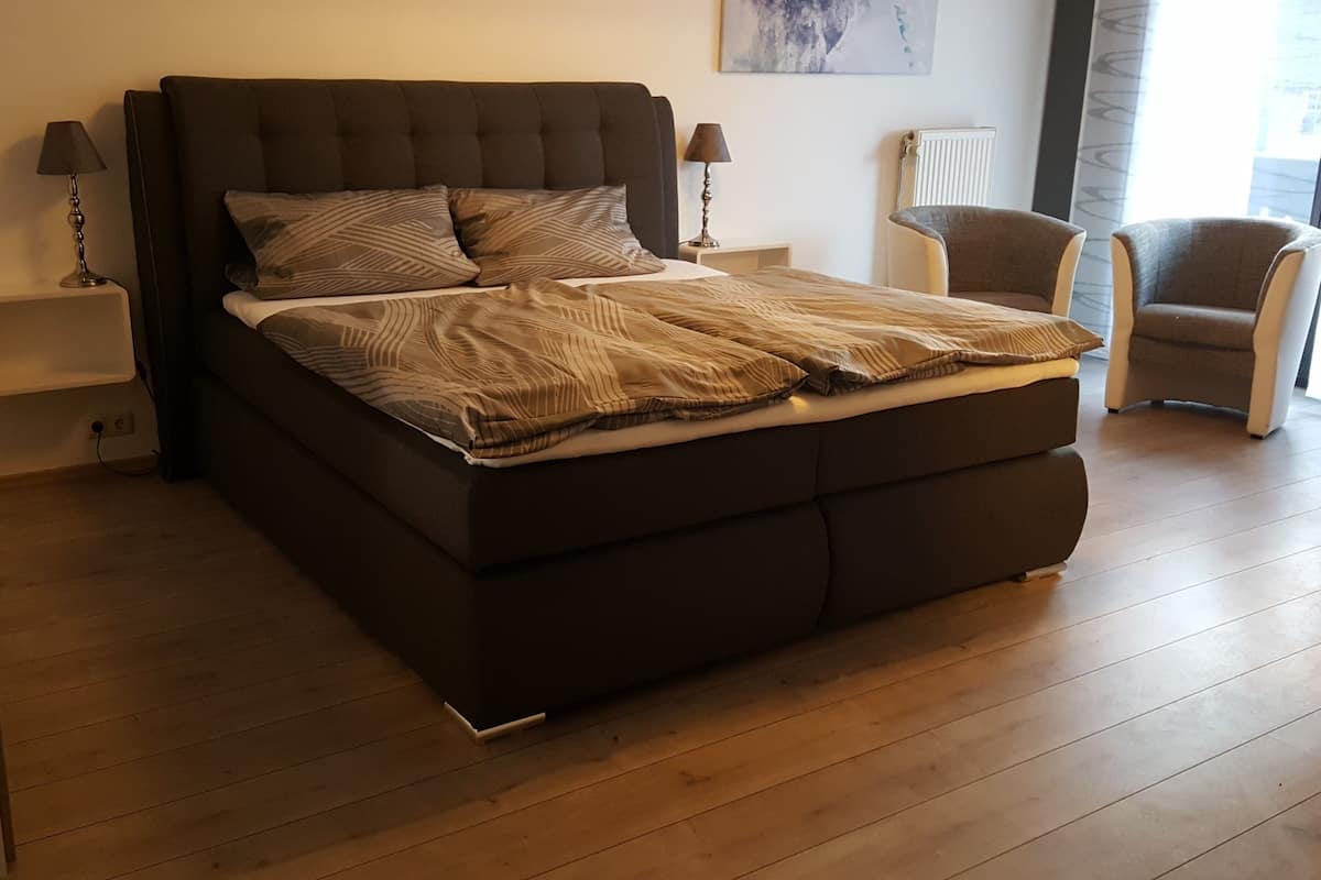 Kahden hengen huone, kylpyhuone makuuhuoneen yhteydessä