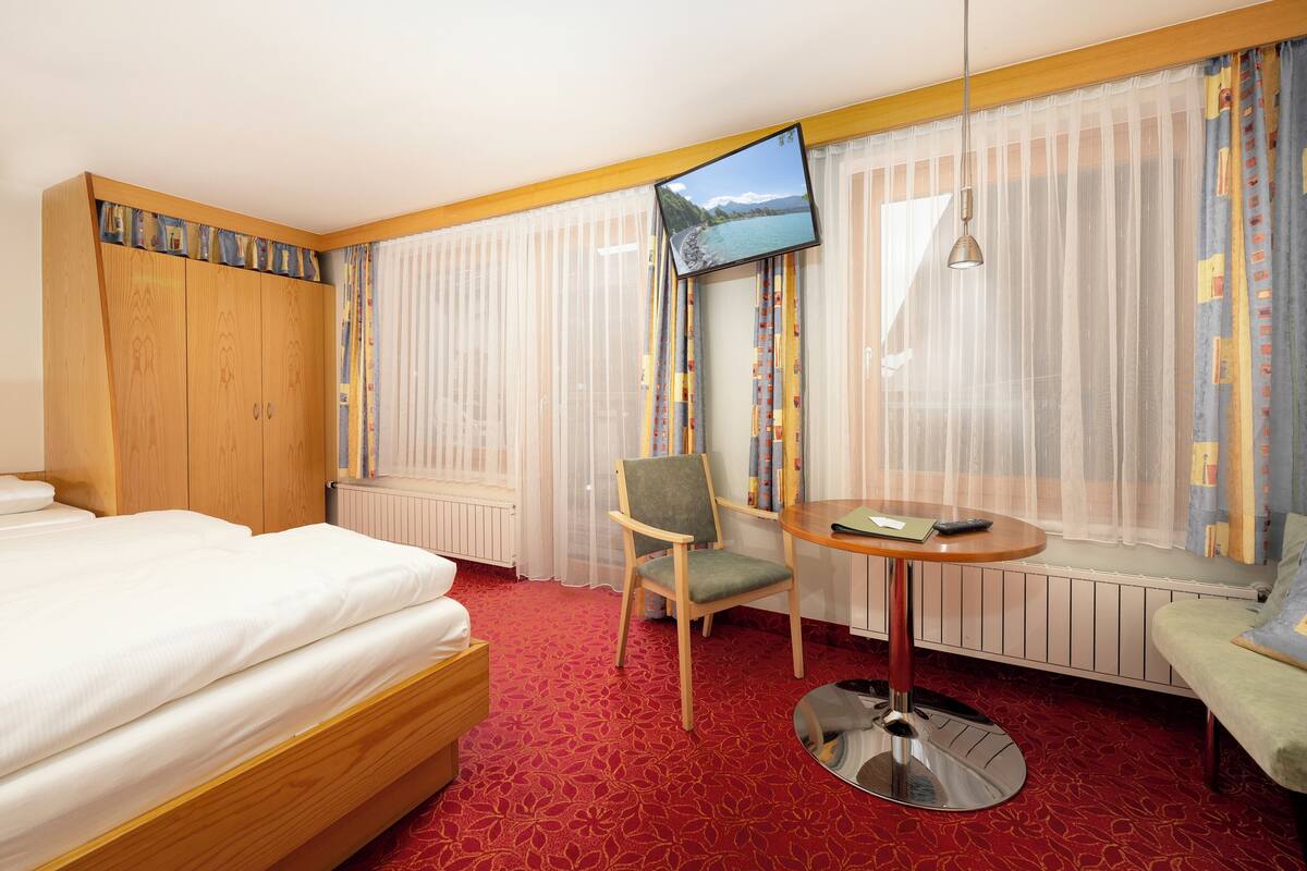 Comfort Triple Room | In-room safe, desk, blackout drapes, WiFi (free)