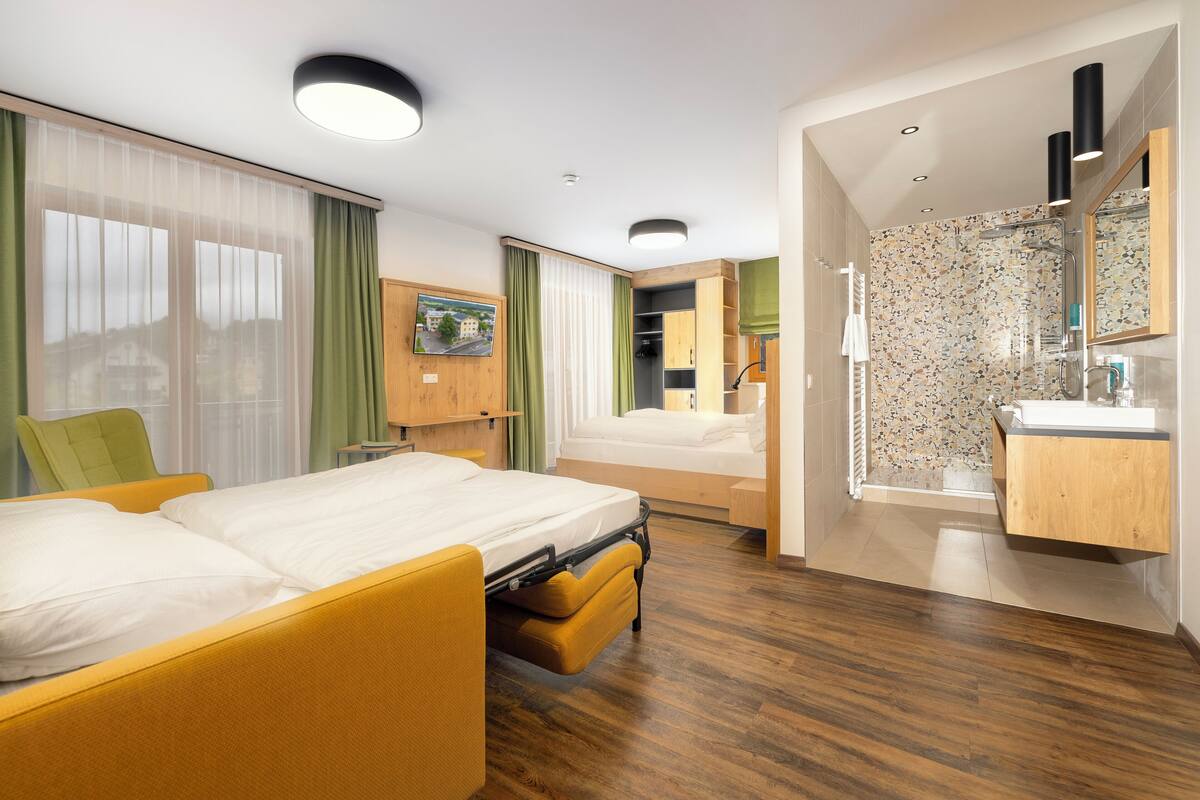 Comfort Room | In-room safe, desk, blackout drapes, WiFi (free)