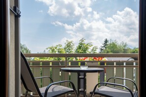 Kahden hengen comfort-huone | Tallelokero huoneessa, työpöytä, pimennysverhot, ilmainen Wi-Fi