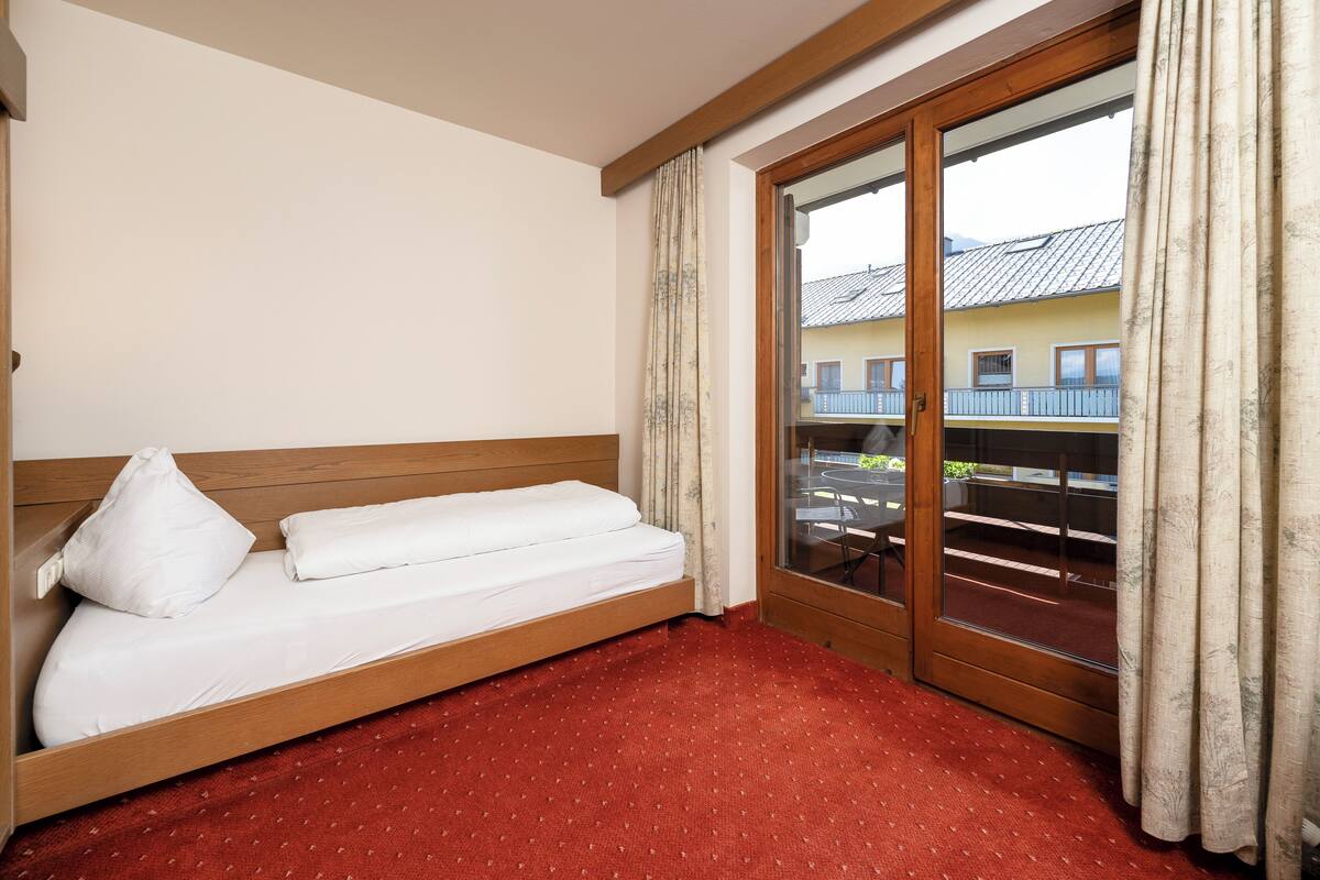 Standard Single Room | In-room safe, desk, blackout drapes, WiFi (free)