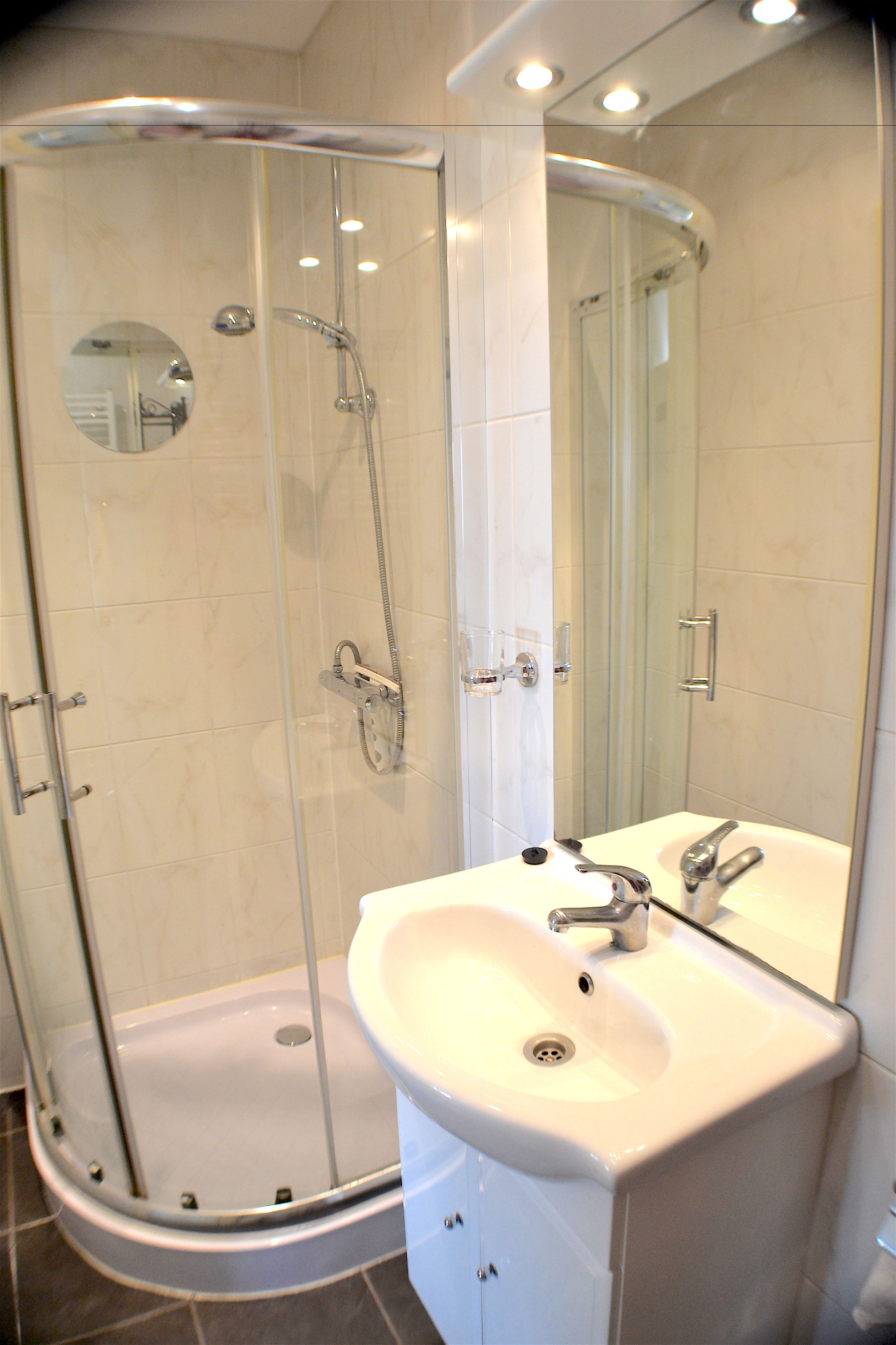 Studio (Roos) | Bathroom | Shower, towels