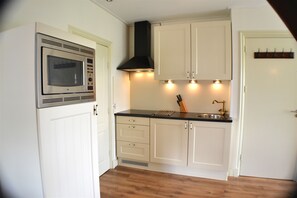 Großer Kühlschrank, Mikrowelle, Ofen, Herdplatte