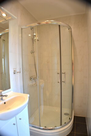 Studio (Hortensia) | Bathroom | Shower, towels - Appartementenboerderij Nieuwesluis (Wieringerwaard)