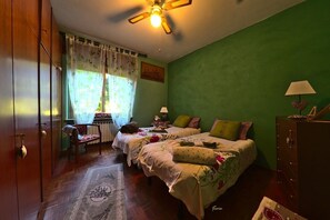 Twin kamer, uitzicht op bergen | Een bureau, een strijkplank/strijkijzer, gratis wifi, beddengoed