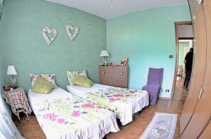 Desk, iron/ironing board, free WiFi, bed sheets - B&B Jasmyn (Donnas)