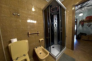 Economy Double Room, Mountain View | Bathroom | Shower, rainfall showerhead, free toiletries, hair dryer - B&B Jasmyn (Donnas)