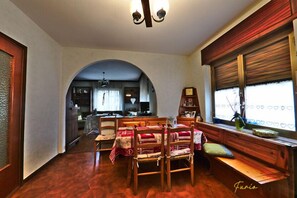 Economy Double Room, Mountain View | Breakfast area