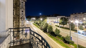 Un paisaje urbano nocturno con vista a una calle, edificios y una luna en el cielo.