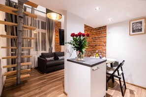 Apartment (D06) | Premium bedding, soundproofing, iron/ironing board, free WiFi - Dietla 99 Apartments (Kraków)