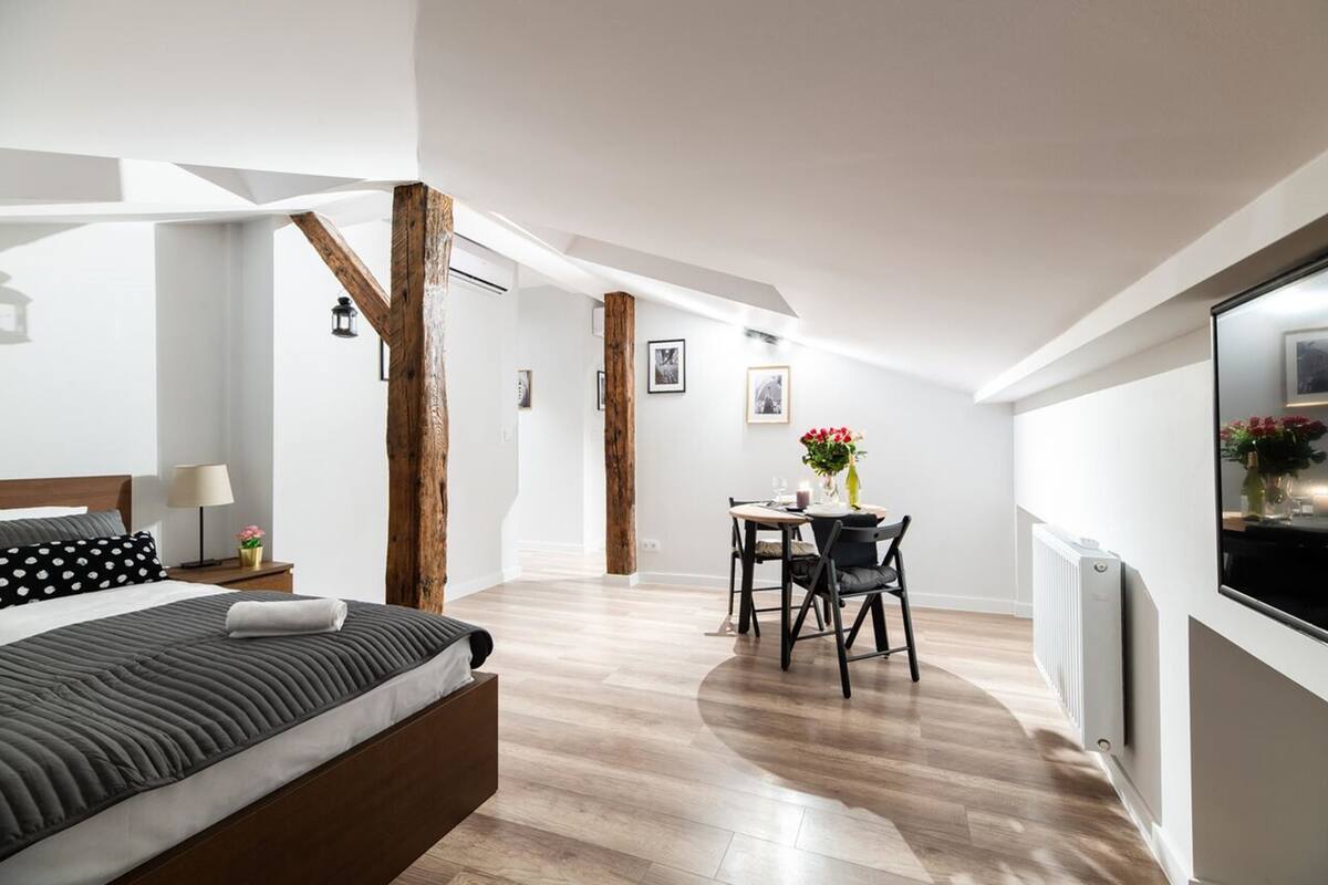 Apartment (D46) | Premium bedding, soundproofing, iron/ironing board, WiFi (free)