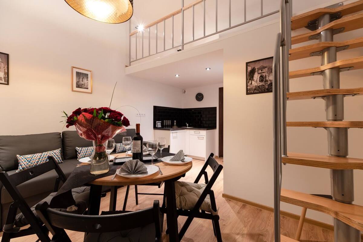 Apartment (D33) | Premium bedding, soundproofing, iron/ironing board, WiFi (free)