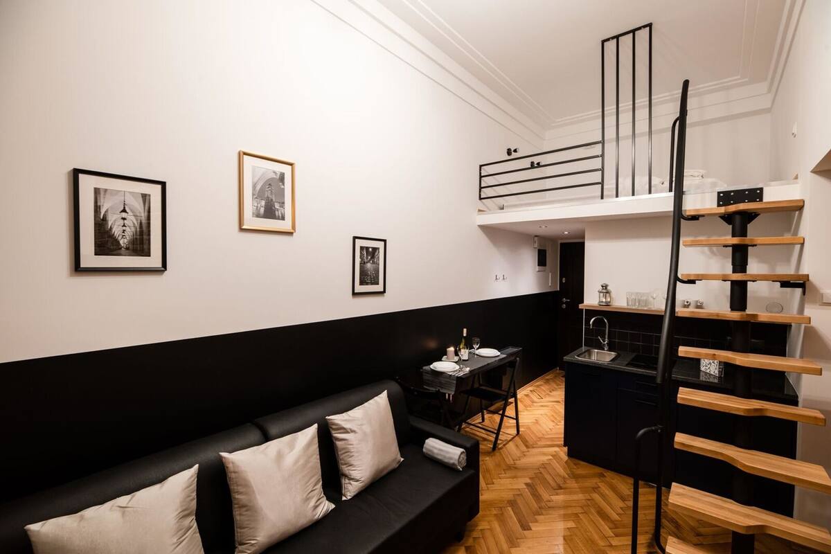 Apartment (D13) | Premium bedding, soundproofing, iron/ironing board, WiFi (free)