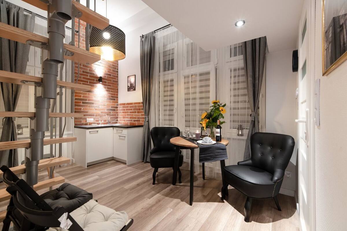 Apartment (D24) | Premium bedding, soundproofing, iron/ironing board, WiFi (free)