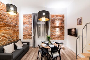 Apartment (D19) | Private kitchen | Fridge, stovetop, coffee/tea maker, electric kettle - Dietla 99 Apartments (Kraków)