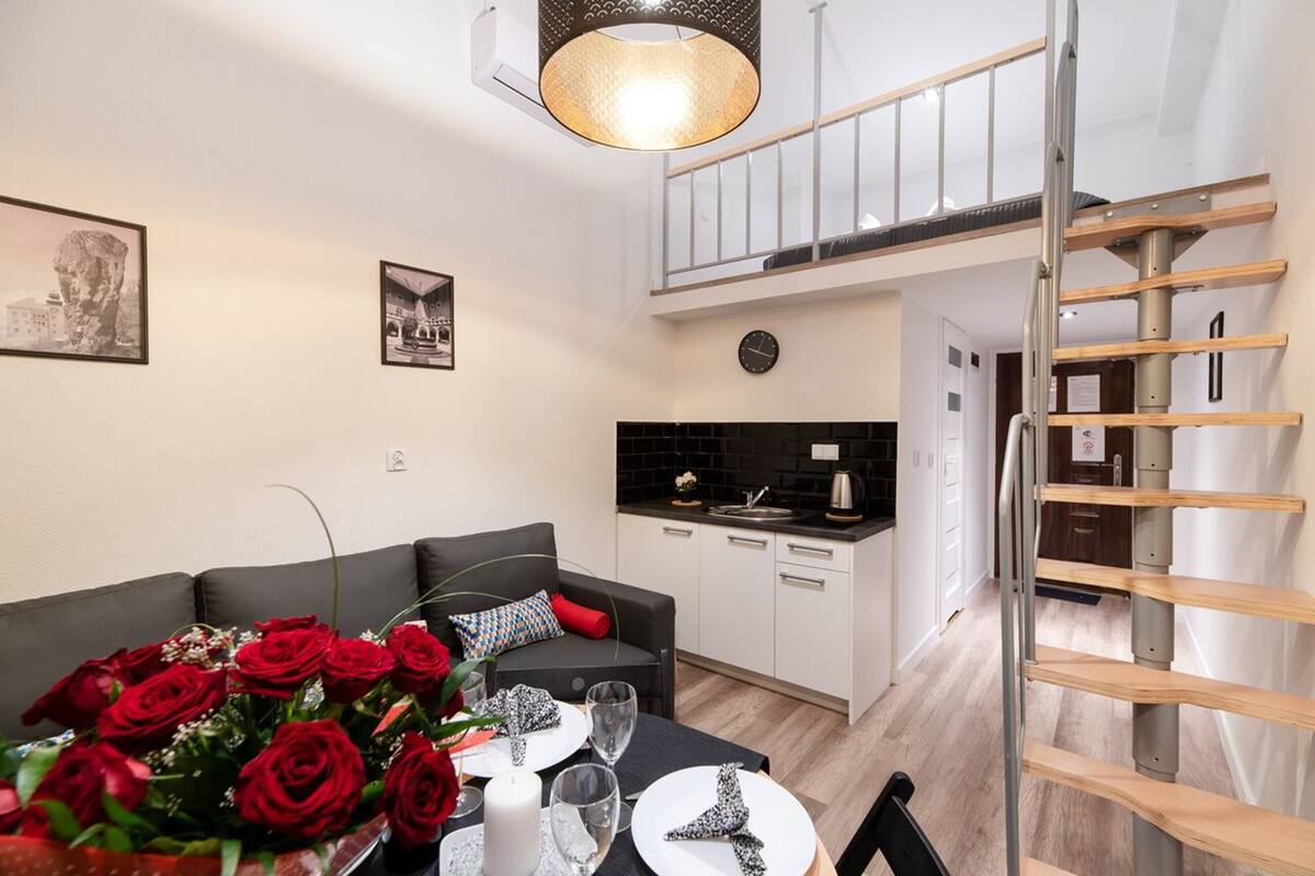 Apartment (D21) | Premium bedding, soundproofing, iron/ironing board, WiFi (free)