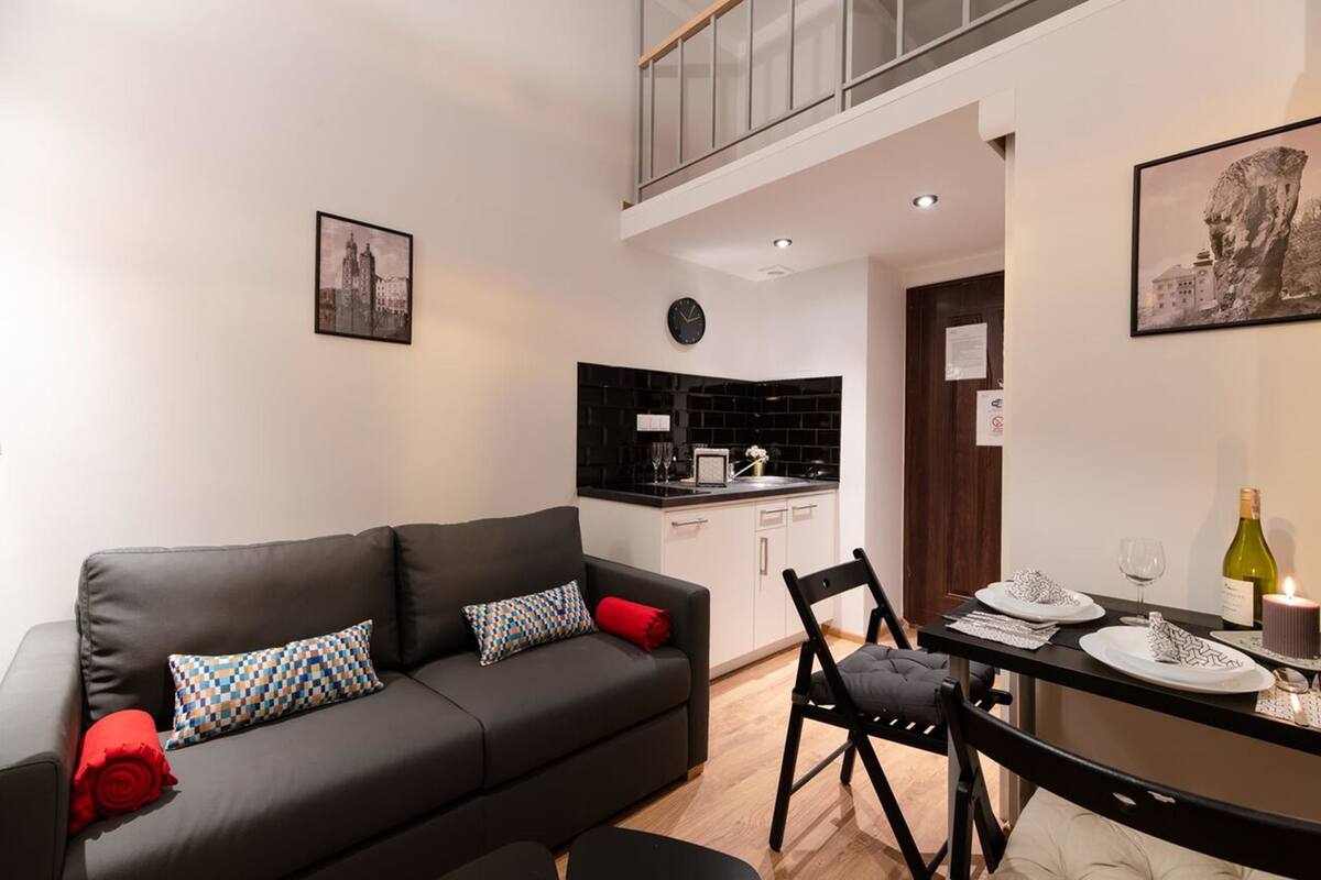 Apartment (D36) | Premium bedding, soundproofing, iron/ironing board, WiFi (free)