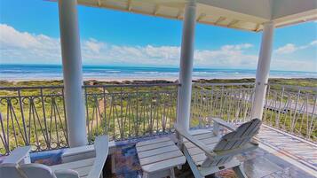 House, 3 Bedrooms | Balcony