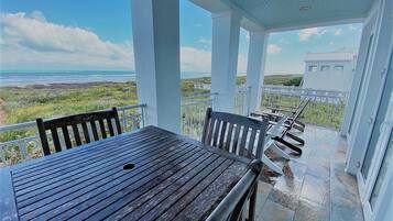 House, 3 Bedrooms | Balcony