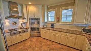 House, 3 Bedrooms | Private kitchen | Fridge, microwave, oven, dishwasher