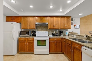 Condo, 3 chambres | Cuisine privée | Réfrigérateur, four à micro-ondes, un four, lave-vaisselle